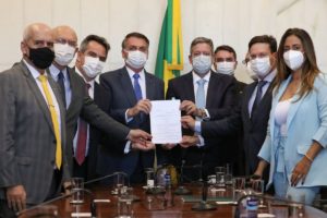 Auxílio Brasil é sancionado pelo presidente Bolsonaro