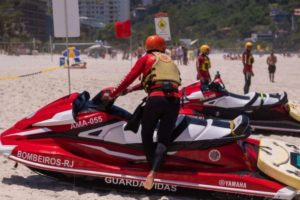 Bombeiros fazem mais de 600 resgates em praias do RJ no fim de semana