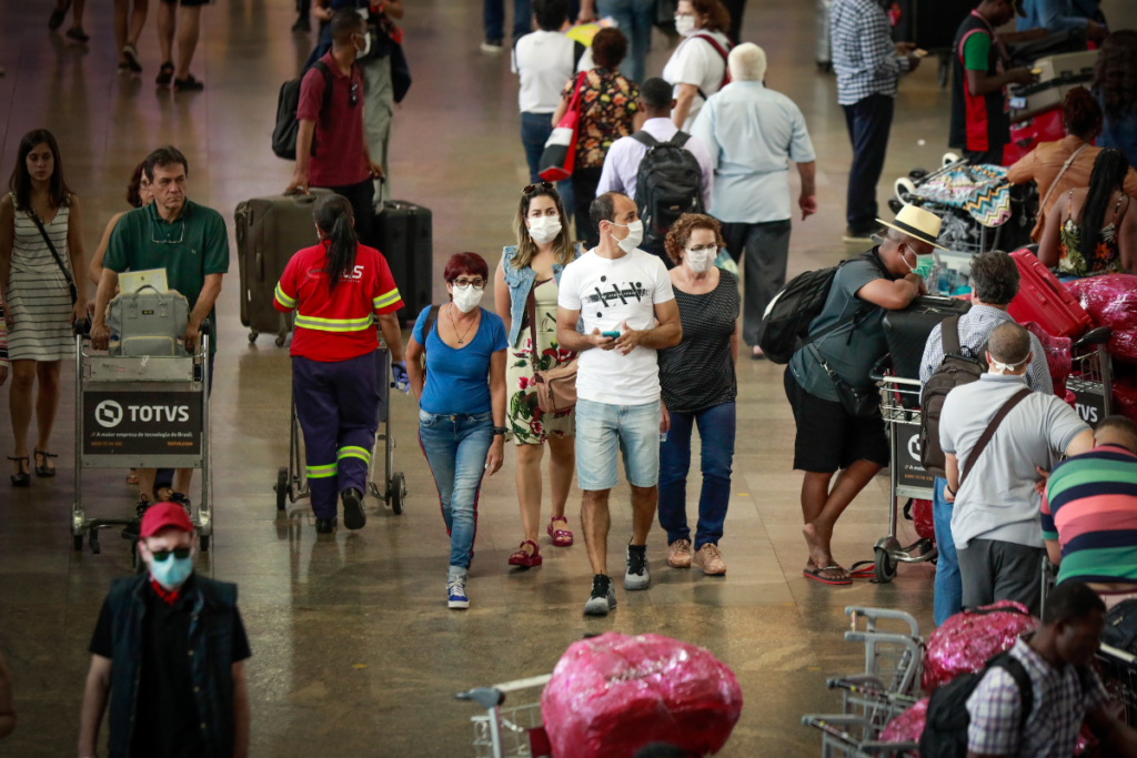 Comprovante de vacinação é exigido de forma desorganizada no Aeroporto de Guarulhos
