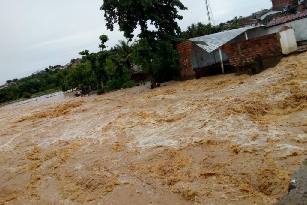 Felipe Neto anuncia doação de R$ 100 mil para cidades baianas atingidas pela chuva
