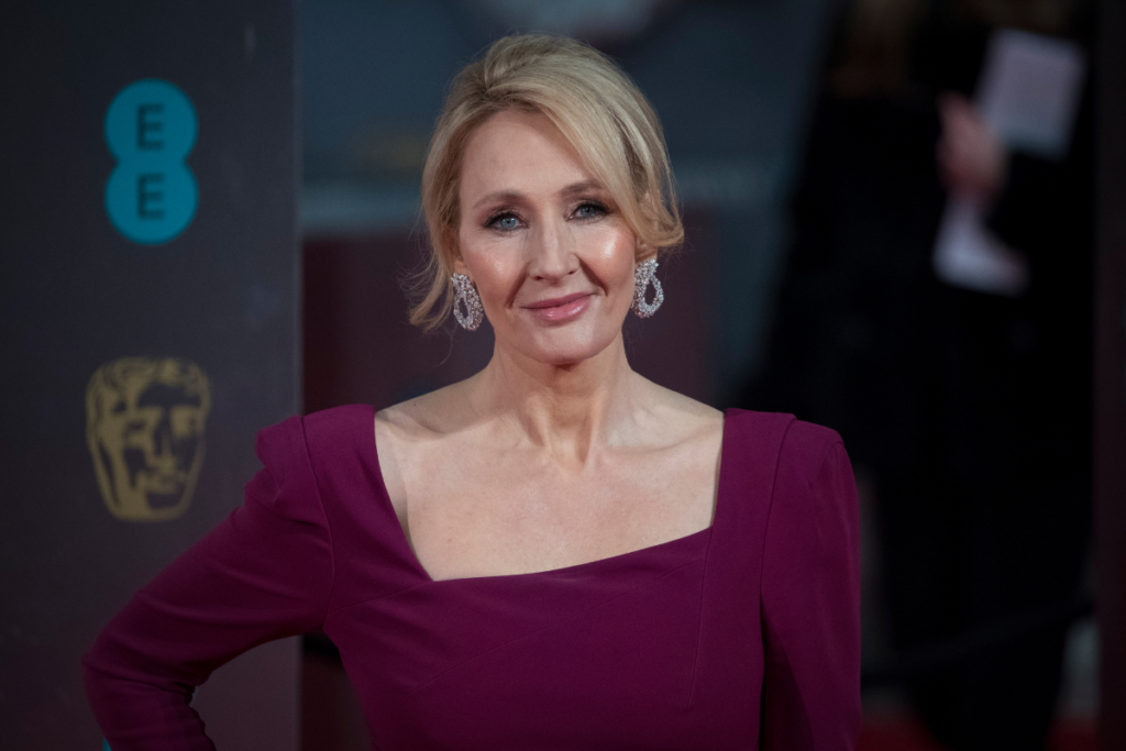 J.K. Rowling volta a ser criticada após novos comentários transfóbicos nas redes sociais