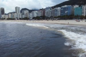 Mar do Rio de Janeiro muda de coloração e preocupa banhistas