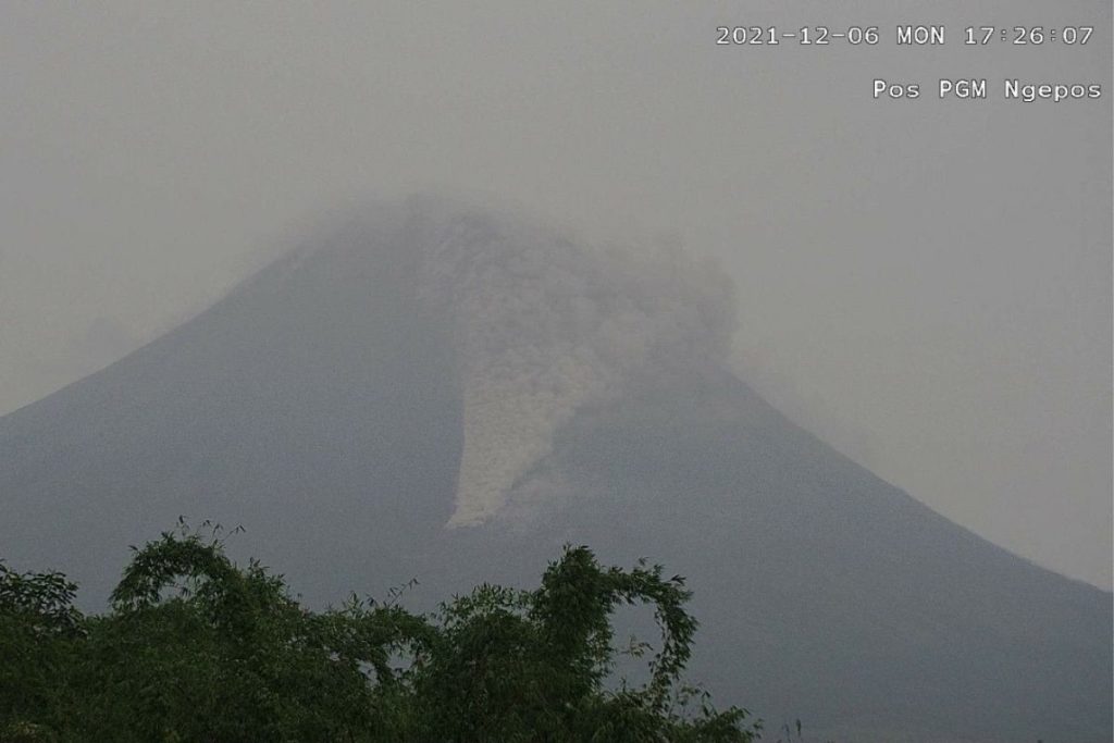 Sobe para 22 o número de mortos após erupção de vulcão na Indonésia