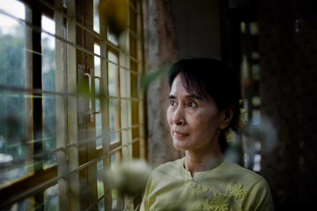 Tribunal de Mianmar condena Aung San Suu Kyi a quatro anos de prisão