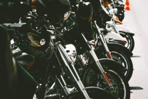 gangue-de-motoqueiros-faz-arrastao-e-rouba-motos-em-sp