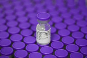 tres-doses-da-vacina-pfizer-neutralizam-omicron