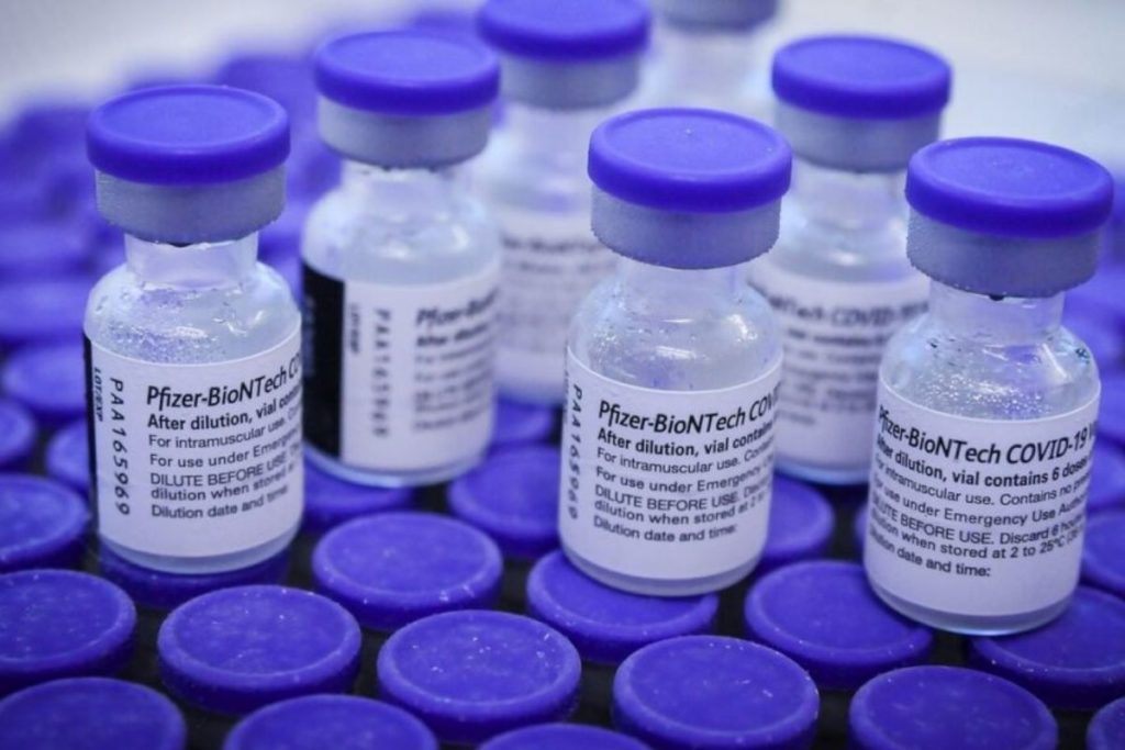 Brasil recebe primeiro lote de vacinas contra a covid-19 de 2022