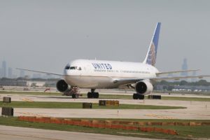 United Airlines contabiliza cerca de 3 mil funcionários com teste positivo para Covid-19