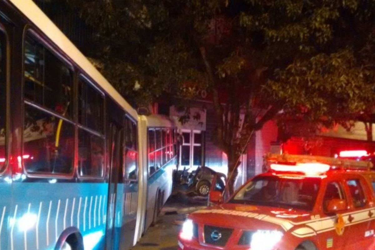 Acidente envolvendo carro e ônibus mata seis pessoas na BR-020, em Formosa