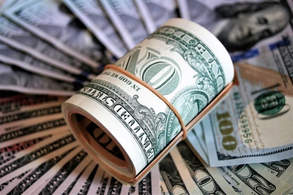 Dólar inicia 2022 em alta e salta a R$ 5,65