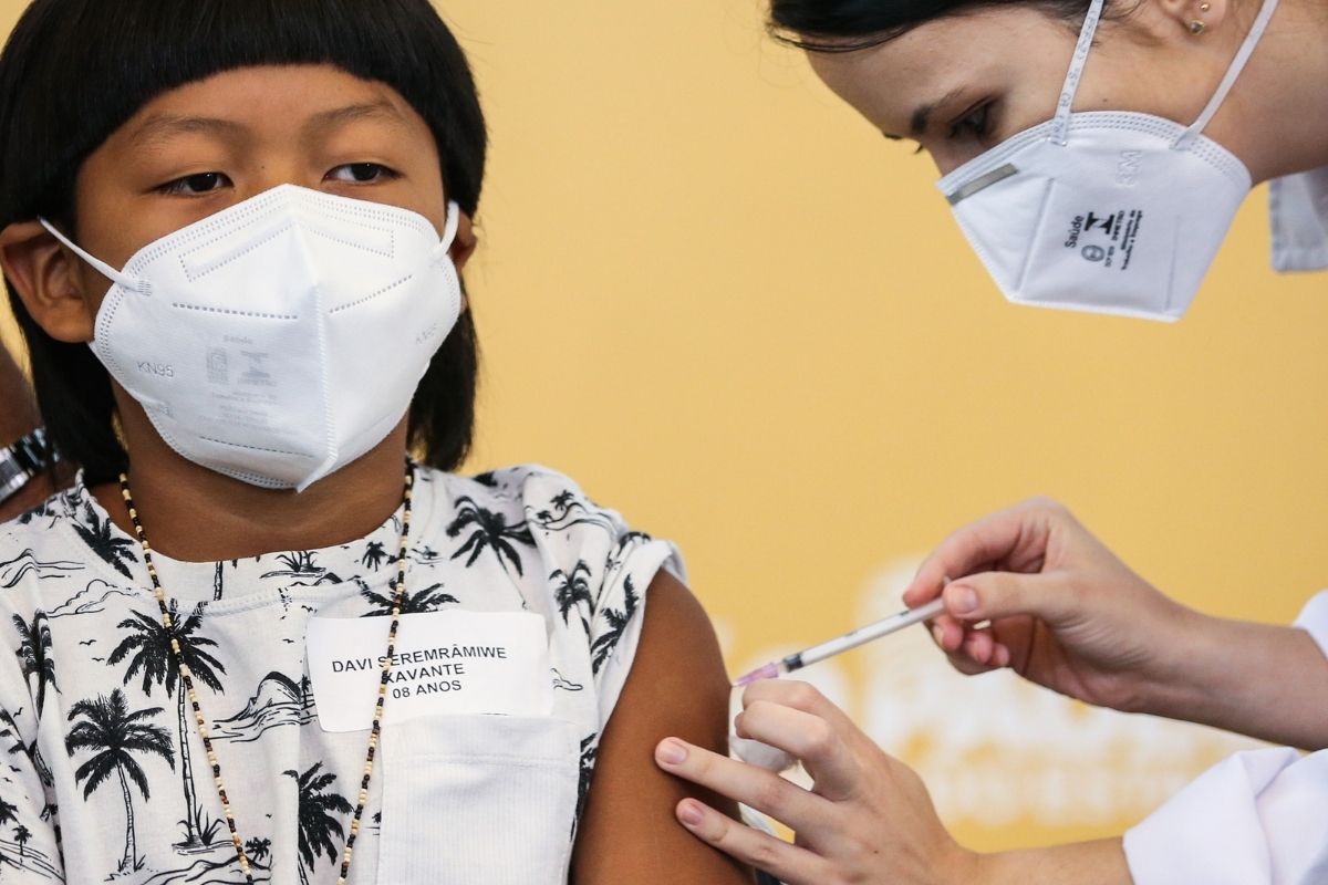 Indígena de 8 anos é a primeira criança a ser vacinada contra Covid-19 no Brasil