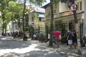 Rio incentiva servidores para reforçar atendimento nos postos de saúde