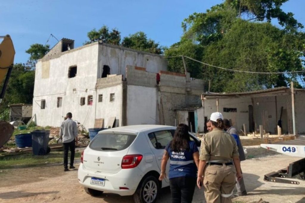 Operação demole construções irregulares no Rio de Janeiro