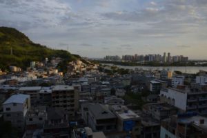 Operação demole sete prédios ilegais em área de milícia no Rio