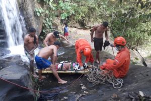 Após cair de uma cachoeira de 10 metros de altura, mulher é resgatada no Ceará