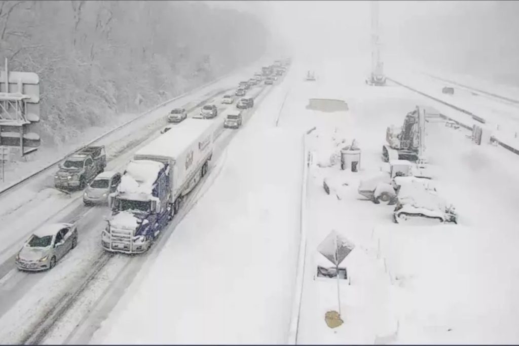 Motoristas ficam presos em rodovia nos EUA após acidente e muita neve