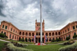 Militar paraguaio morre atacado por cervo no palácio presidencial
