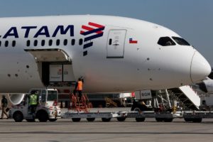 Aumento de casos de Covid-19 e gripe em funcionários faz Latam cancelar 111 voos