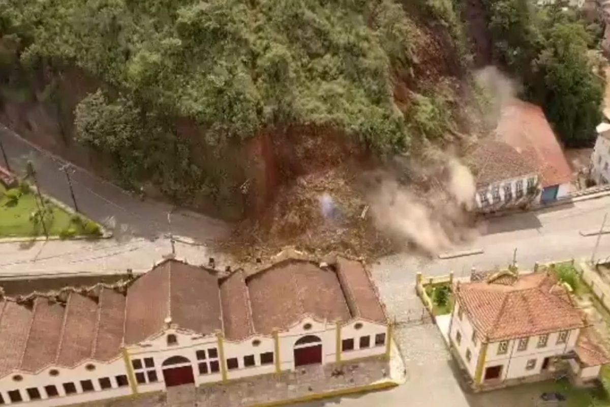Casarão histórico em Ouro Preto (MG) é destruído após deslizamento de terra
