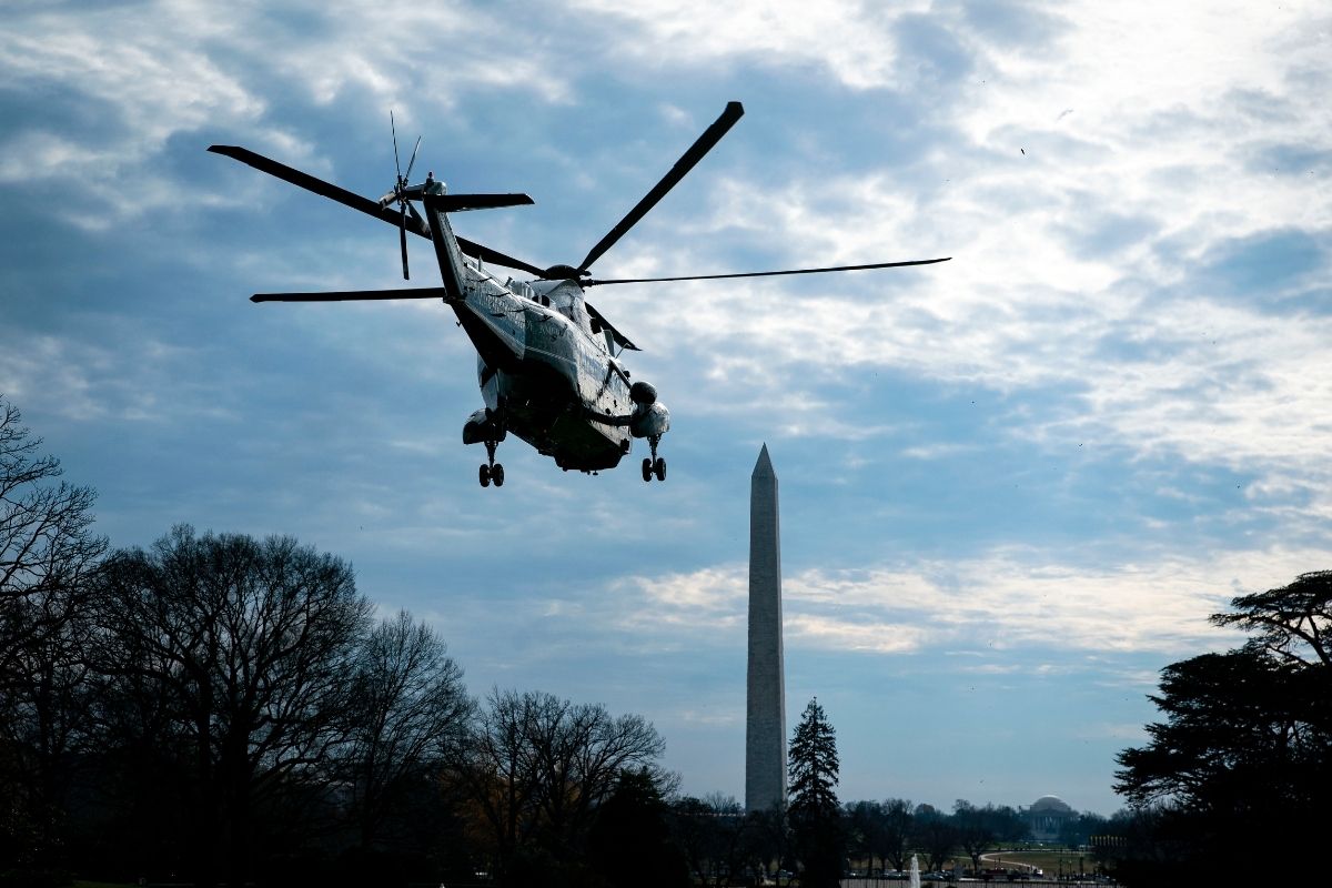 Bebê e 3 adultos sobrevivem a queda de um helicóptero nos EUA