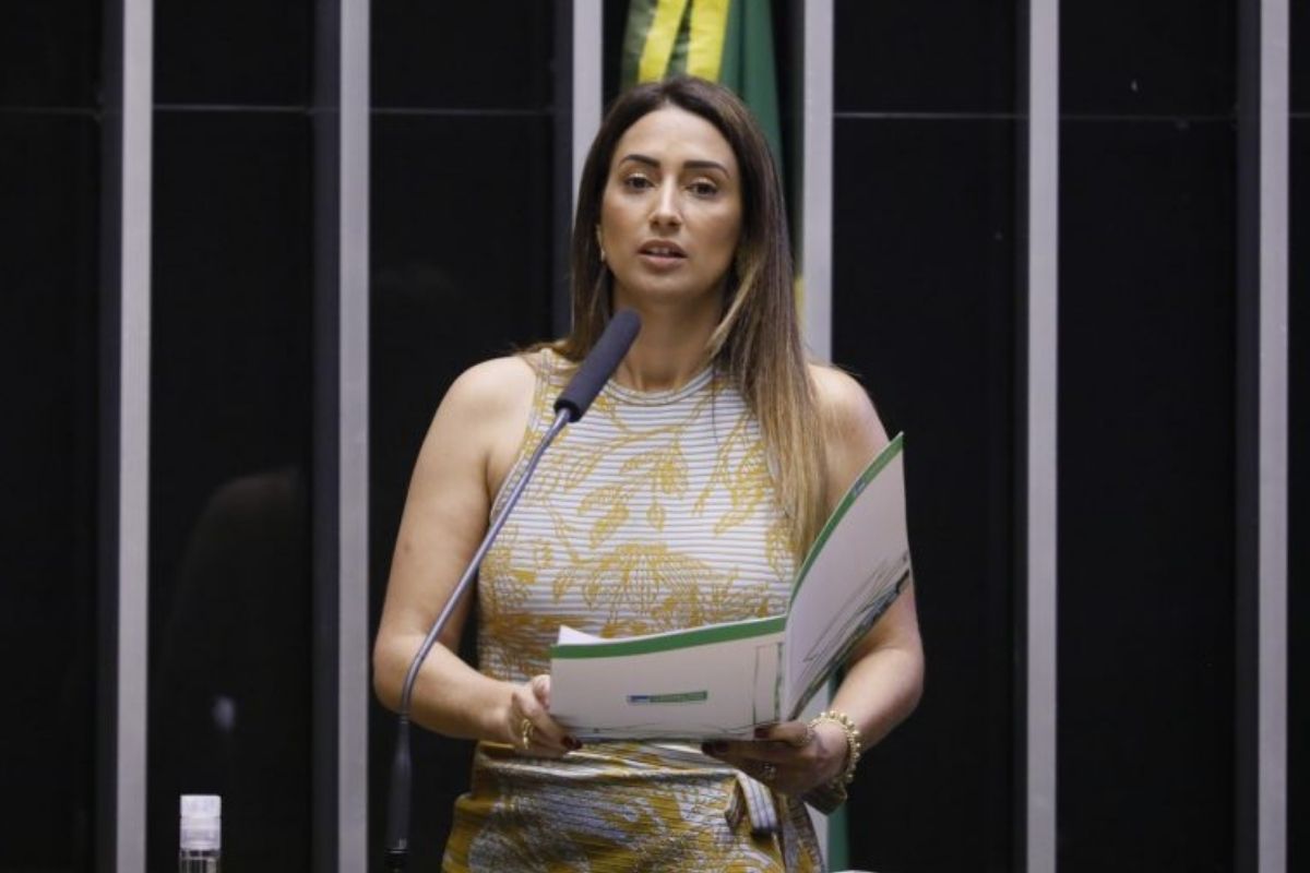 Flávia Arruda é afastada da Secretaria de Governo para tratar de ‘assuntos pessoais’