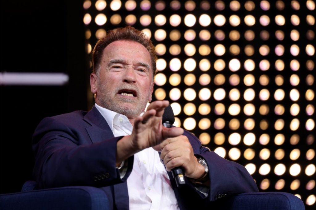 Arnold Schwarzenegger se envolve em acidente de carro e mulher fica ferida