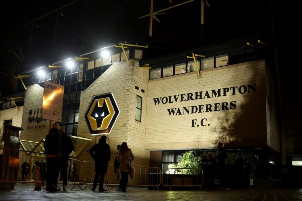 Estádio do time inglês Wolverhampton é atingido por incêndio