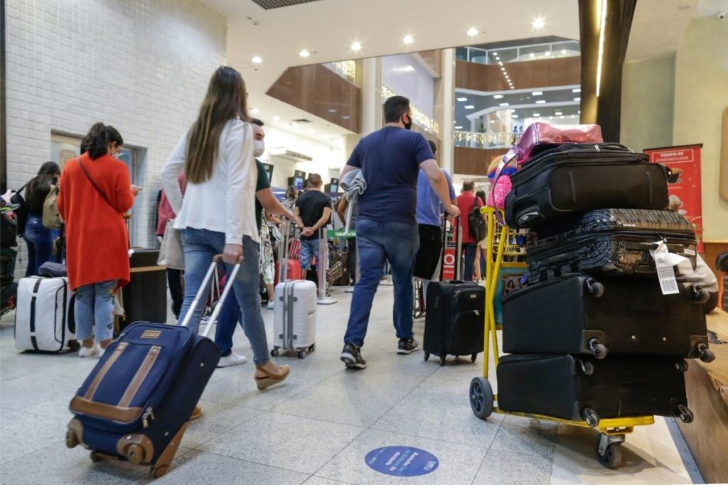 Aeroporto de MG recebe voo com 200 brasileiros deportados dos EUA