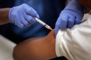 mae-flagra-enfermeira-fingindo-aplicar-vacina-no-filho
