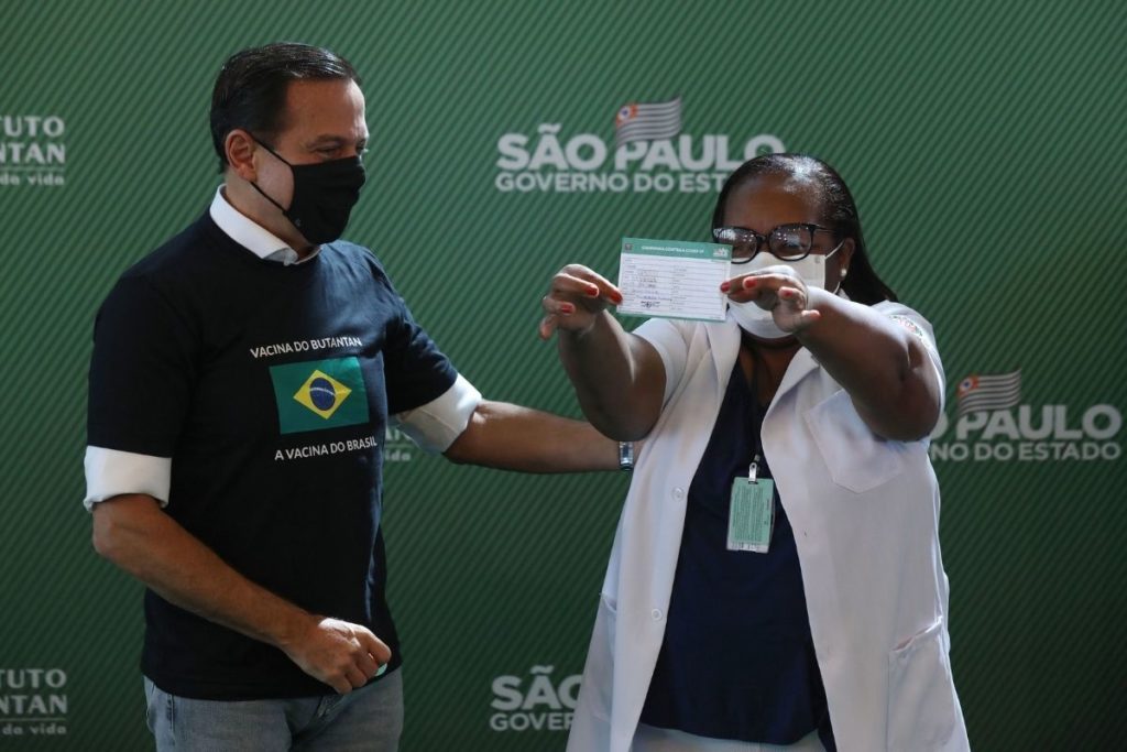 primeira-vacinada-contra-covid-no-brasil-se-filia-ao-mdb