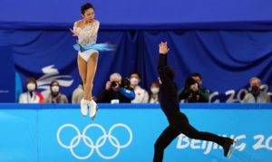 china-bate-recorde-mundial-e-leva-ouro-na-patinacao-artistica-em-dupla