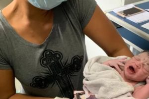 Bebê vem ao mundo em ponto de apoio montado pela prefeitura de Petrópolis