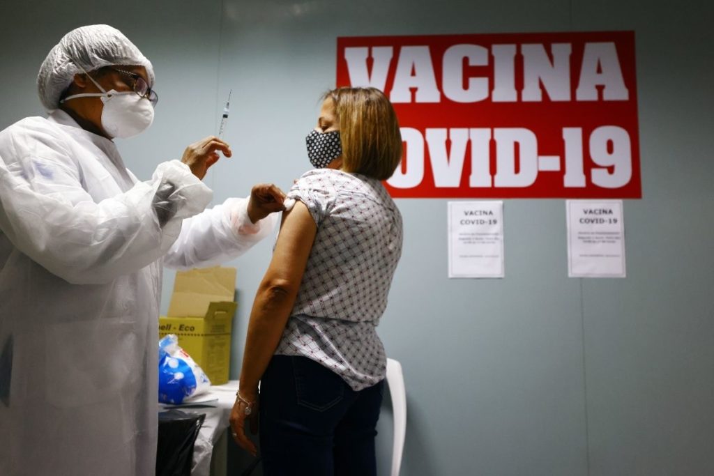 Brasil ultrapassa 70% da população com vacinação completa contra a Covid-19
