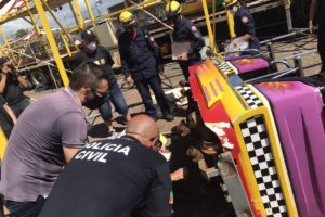 Carrinho de montanha-russa deixa 4 pessoas feridas no RS após despencar