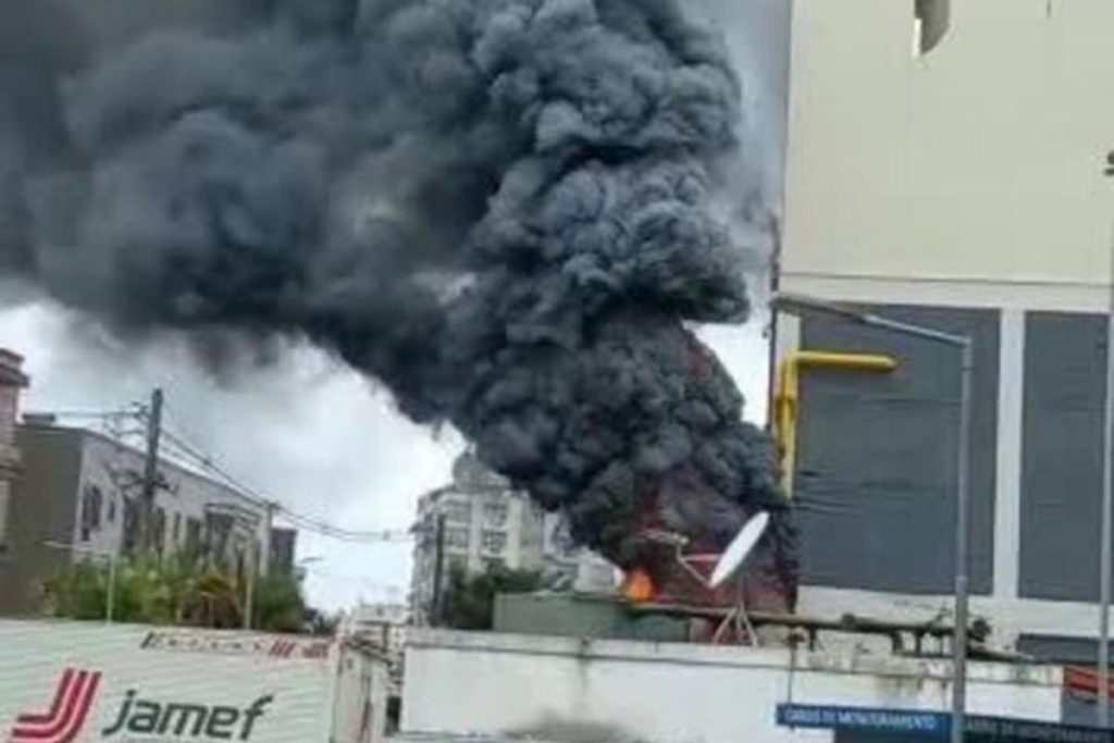 incendio-atinge-area-externa-do-carioca-shopping-no-rio