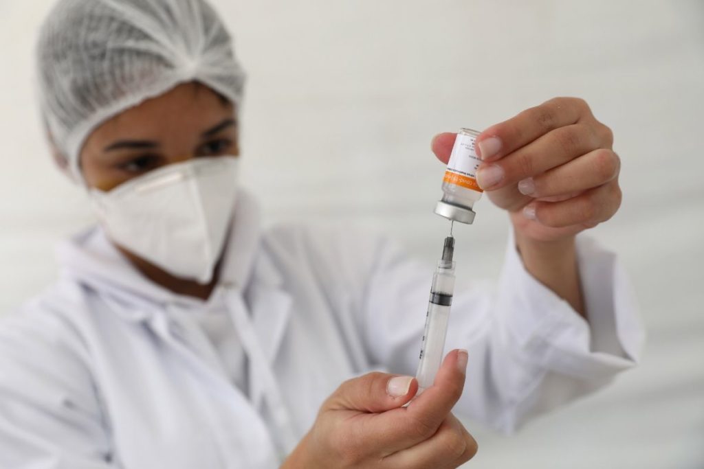 Médico sanitarista diz que atraso na 3ª dose pode comprometer vacinação no país