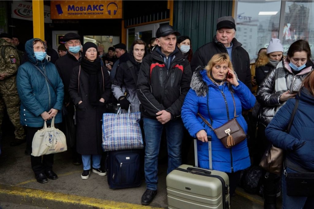 Pessoas tentam fugir da Ucrânia após invasão da Rússia