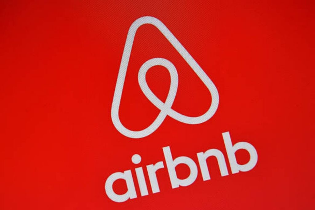 plataforma-airbnb-suspende-atividades-Rússia-Belarus