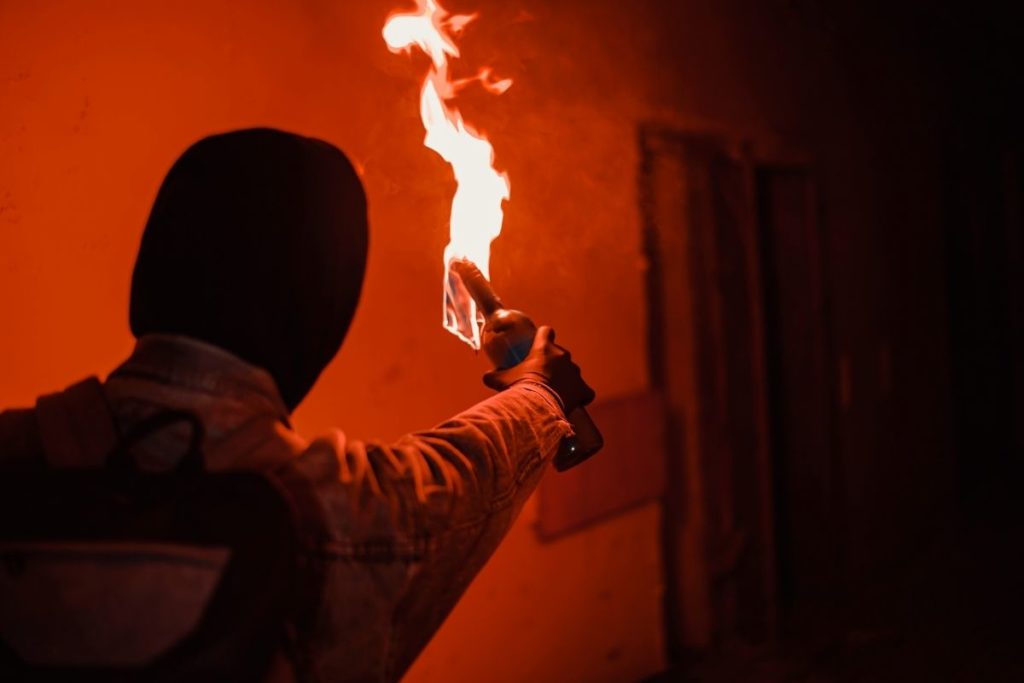 Preparação de Coquetel molotov é ensinada na Ucrânia pela televisão