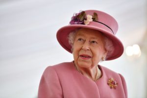 Rainha Elizabeth II testa positivo para Covid-19 e está com sintomas leves