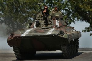 Tanque de guerra passa por cima de carro civil na Ucrânia