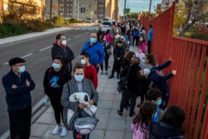 Uso obrigatório de máscaras em ambientes abertos é retirado na Espanha