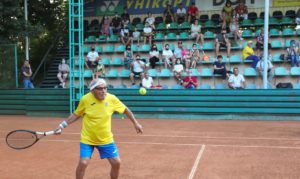 tenista-mais-velho-do-mundo-segue-na-zona-de-guerra-da-ucrania