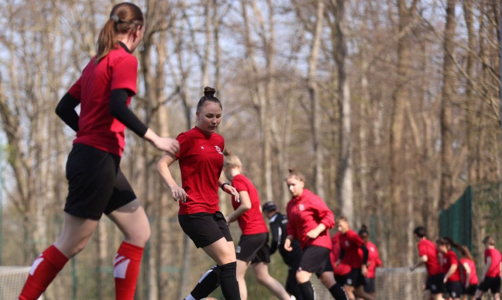 futebol-feminino:-apos-fugir-da-ucrania,-time-treina-em-clube-alemao