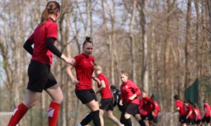 futebol-feminino:-apos-fugir-da-ucrania,-time-treina-em-clube-alemao
