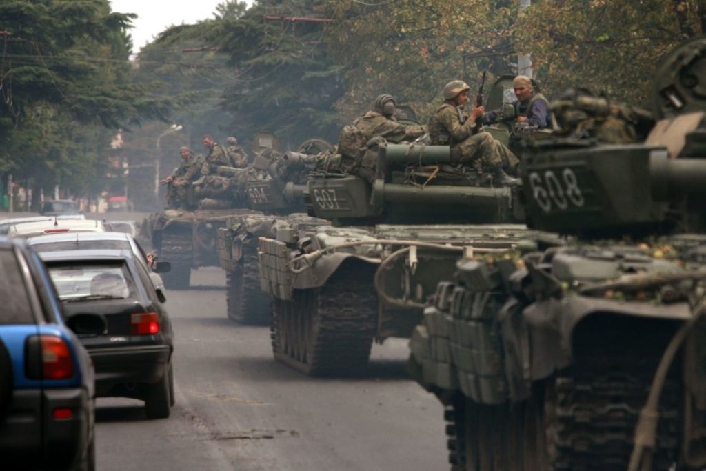 A Rússia usou um tanque com a bandeira da URSS e até um Smart ForTwo para invadir a Ucrânia