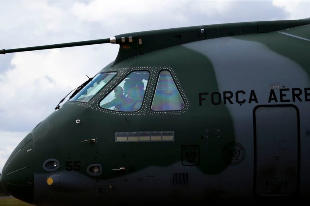 aeronave-da-fab-que-resgatou-brasileiros-deixa-a-polonia