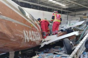 Avião bimotor cai em supermercado e mata três no México