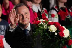 aviao-com-presidente-polones-faz-pouso-de-emergencia