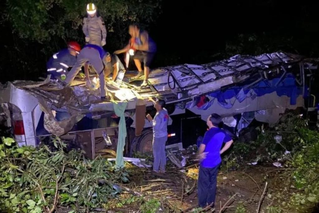 Dez trabalhadores morrem e 21 ficam feridos em acidente de ônibus no Paraná